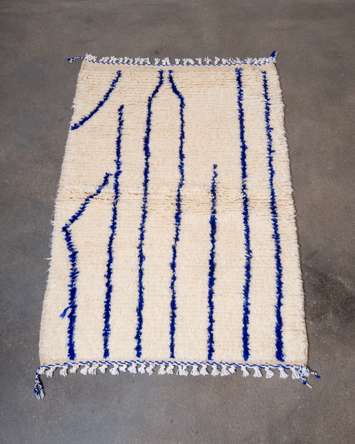 Modern designer handcrafted Berber rug from Morocco. Azilal rug with beautiful colours and patterns. Made of sheep’s wool and colourful cotton.